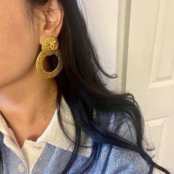 CHANEL Vintage Gold CC Logo Textured Hoop Clip On Earrings - Picture 10 of 10